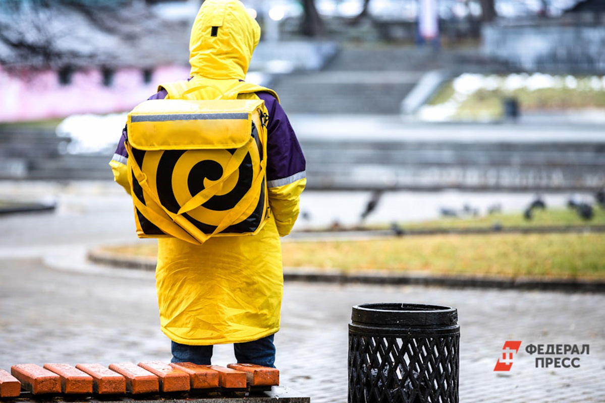 За пять часов работы курьер получает лишь 700 рублей.  Фото: Фото: ФедералПресс / Евгений Поторочин