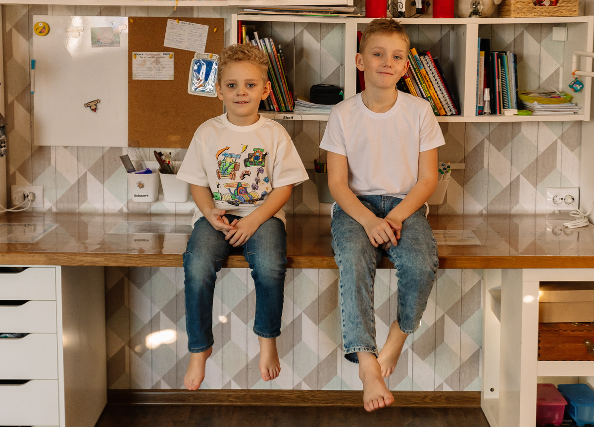 Мои школьники Миша (7лет) и Ваня (11 лет)