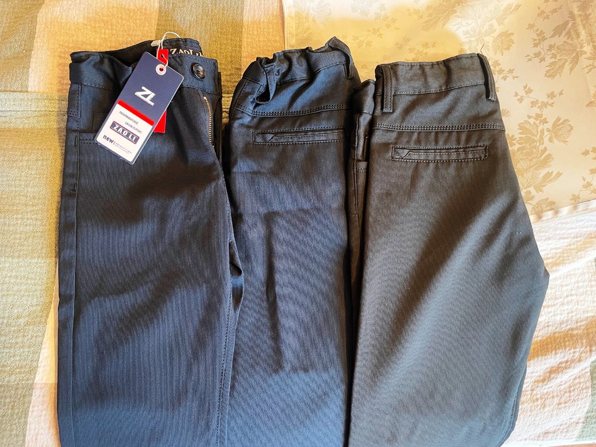 Купили уже новые, так как вырос, но старые от них ничем не отличаются, при том, что он носит их весь год. В музыкалку беру эти же, только черные (на фото новые синие, старые синие, черные - фото плохо передает цвет)