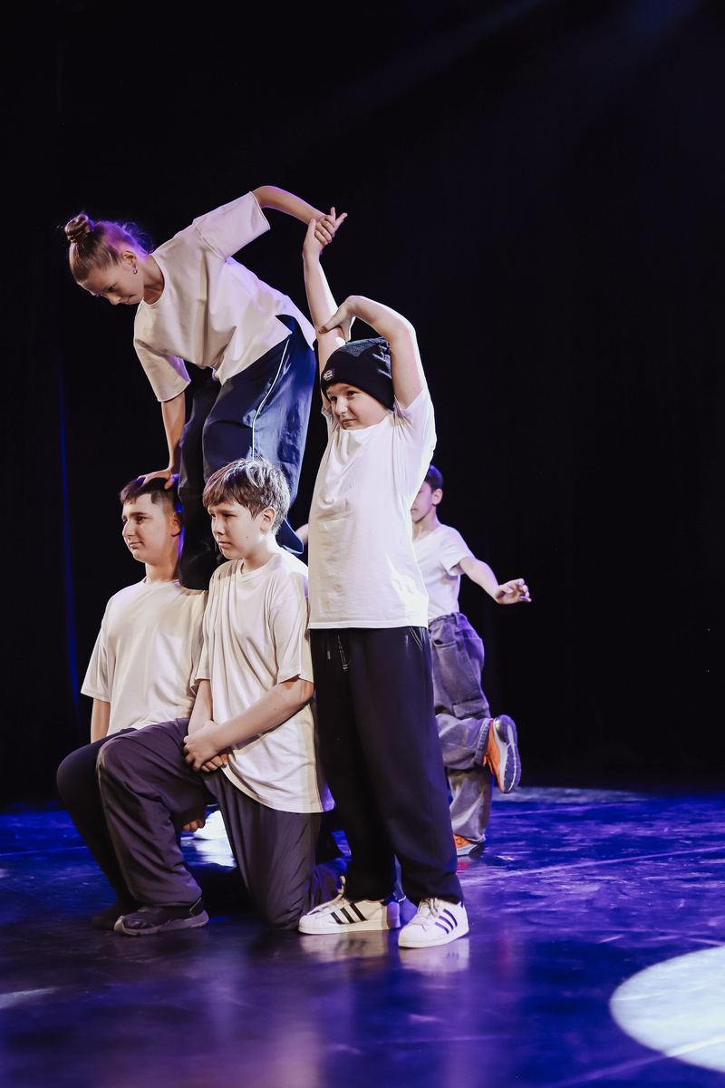 Группа по брейкдансу в г.Видное. Мы воспитываем детей с 4-ох лет, обучаем искусству уличных и современных танцев. Мы воспитали уже более 500 детей за 10 лет работы на направлениях уличных танцев. Наши ученики становятся преподавателями, прекрасными танцорами, устремленными в будущее и стараются держать планку, которую им ставит Dance Hall Studio. Мы гордимся каждым нашим учеником.