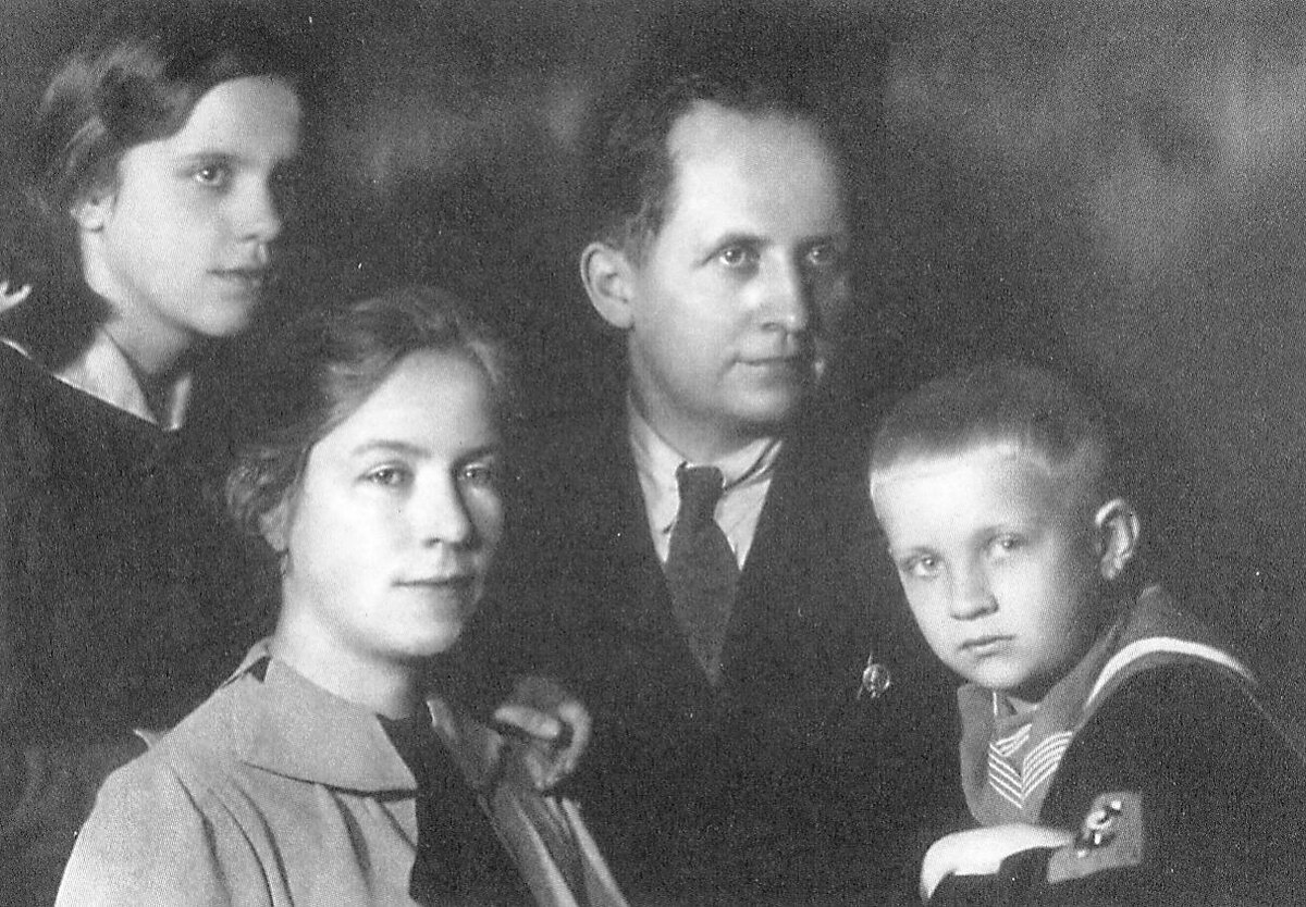 Павел Сухой с женой Софьей, дочерью Ириной и сыном Дмитрием.