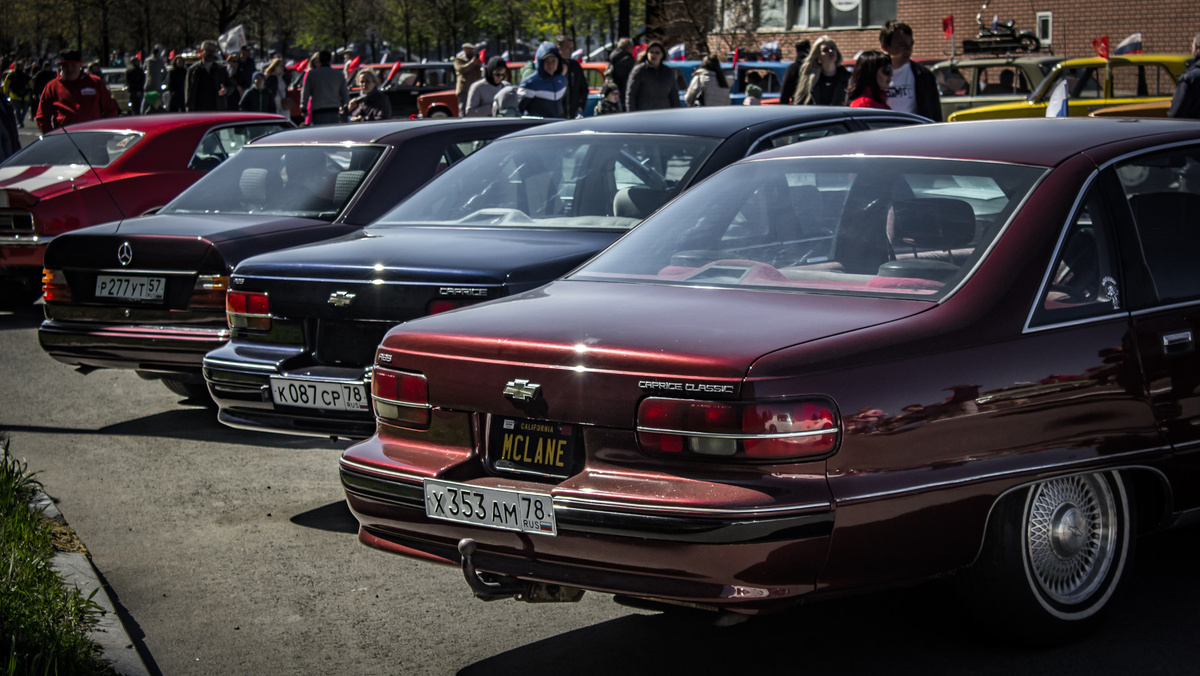 автомобильный рынок США столкнулся с серьезным испытанием из-за новых тарифов, введенных администрацией Дональда Трампа. Оказалось, что привычные модели рынка резко меняются под влиянием высоких пошлин, особенно чувствительным оказался ценовой сегмент до $30 тысяч.

✅ Основные выводы:

До середины 2025 года доля бюджетных автомобилей упала с 38% до 13,6%. Причиной послужил тот факт, что 92% таких машин поступают из-за рубежа, а пошлины серьезно усложнили жизнь иностранным брендам.
Цены на дорогие модели остались прежними, а вот средний класс ($30-$49 тысяч) сохраняет устойчивость, и здесь импорт играет меньшую роль.
Американские автомобили неожиданно подешевели на $200. Потребители предпочитают покупать продукцию местного производства, демонстрируя лояльность и поддержку местным компаниям.
🔹 Итоги: Хотя администрация Трампа заявляла о защите внутреннего рынка, структура продаж меняется, вынуждая иностранные компании искать пути адаптации. Интересно посмотреть, сможет ли американская промышленность выдержать давление конкурентов и сохранить лидерство в столь нестабильной обстановке.