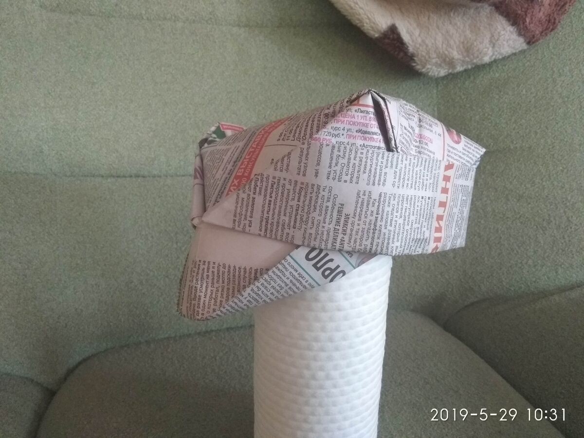 Самодельный кептурик из газеты, сыгравший в этой истории главную роль. 