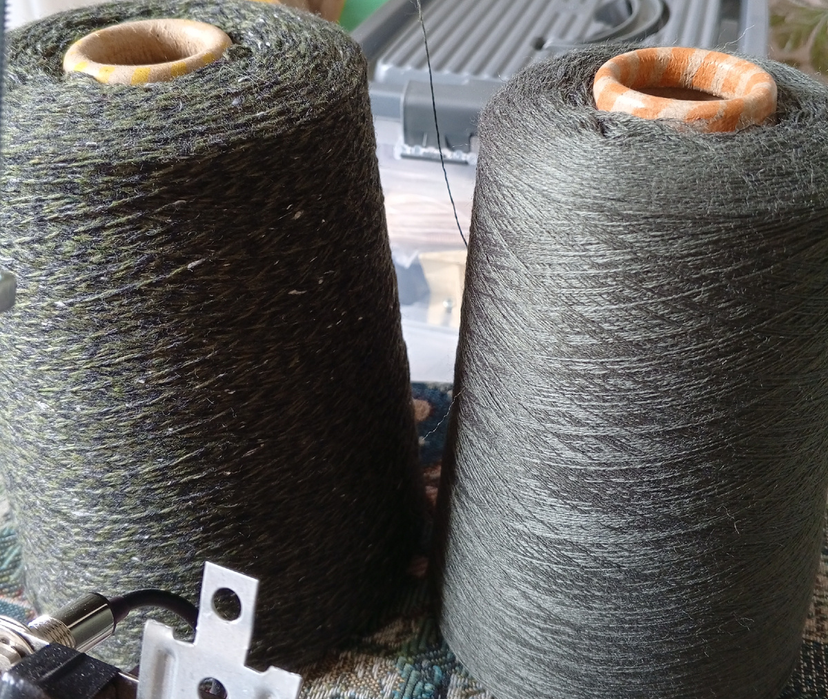 Вместе две бобинки. По цвету подходят.