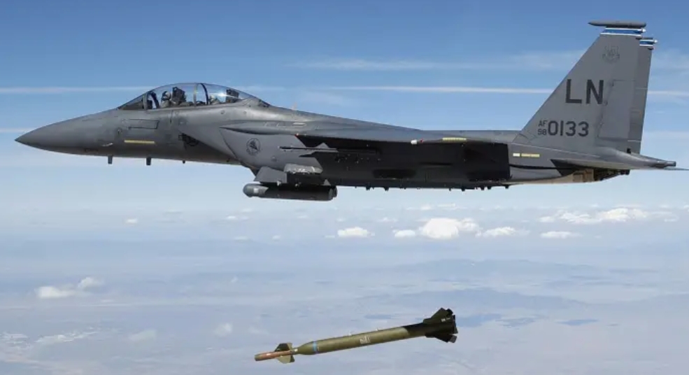 Бомба с лазерным наведением GBU-28 применяется с Ф-15.
