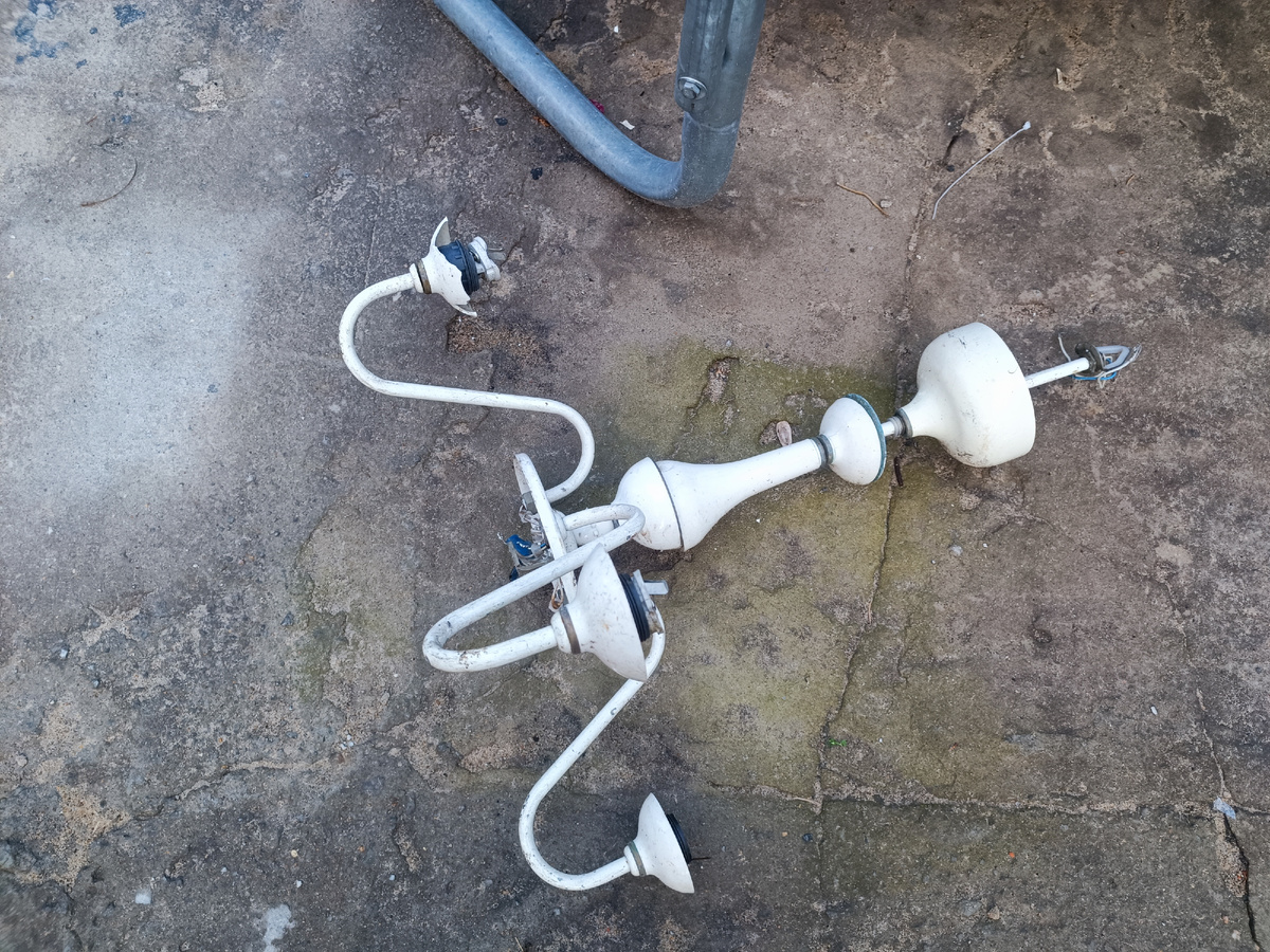 Вот так выглядела эта старенькая люстра, точнее каркас от нее