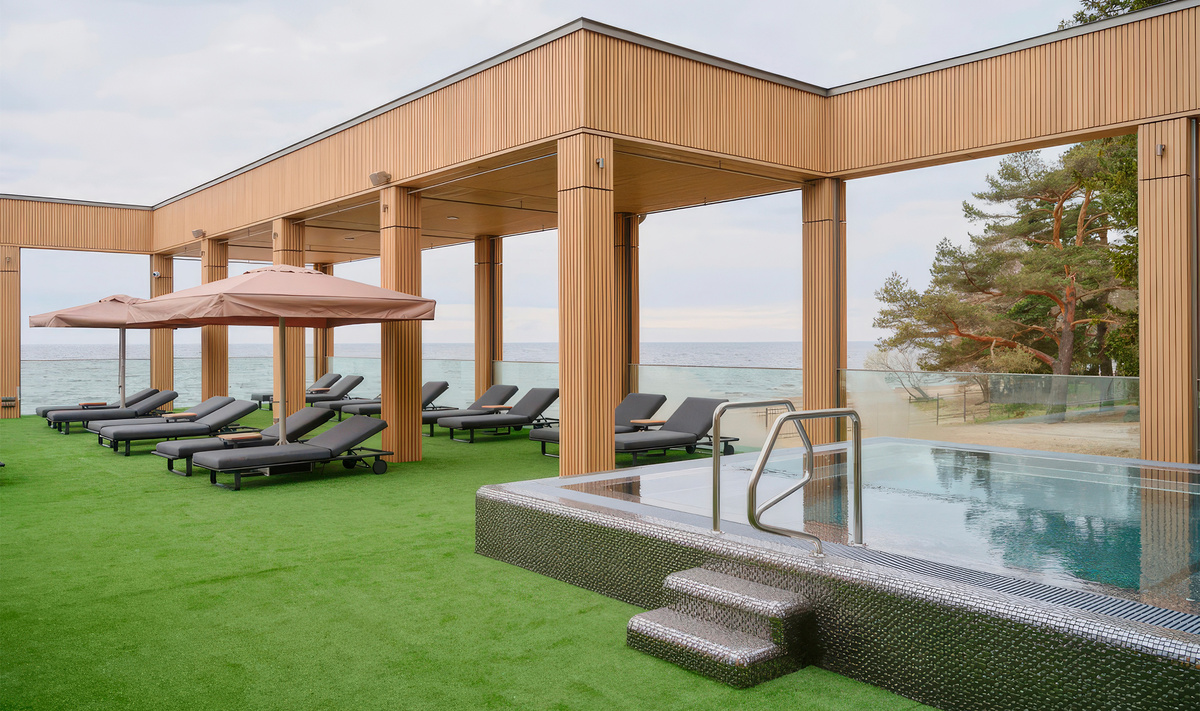 Купаться можно в открытом бассейне собственного пляжного клуба.