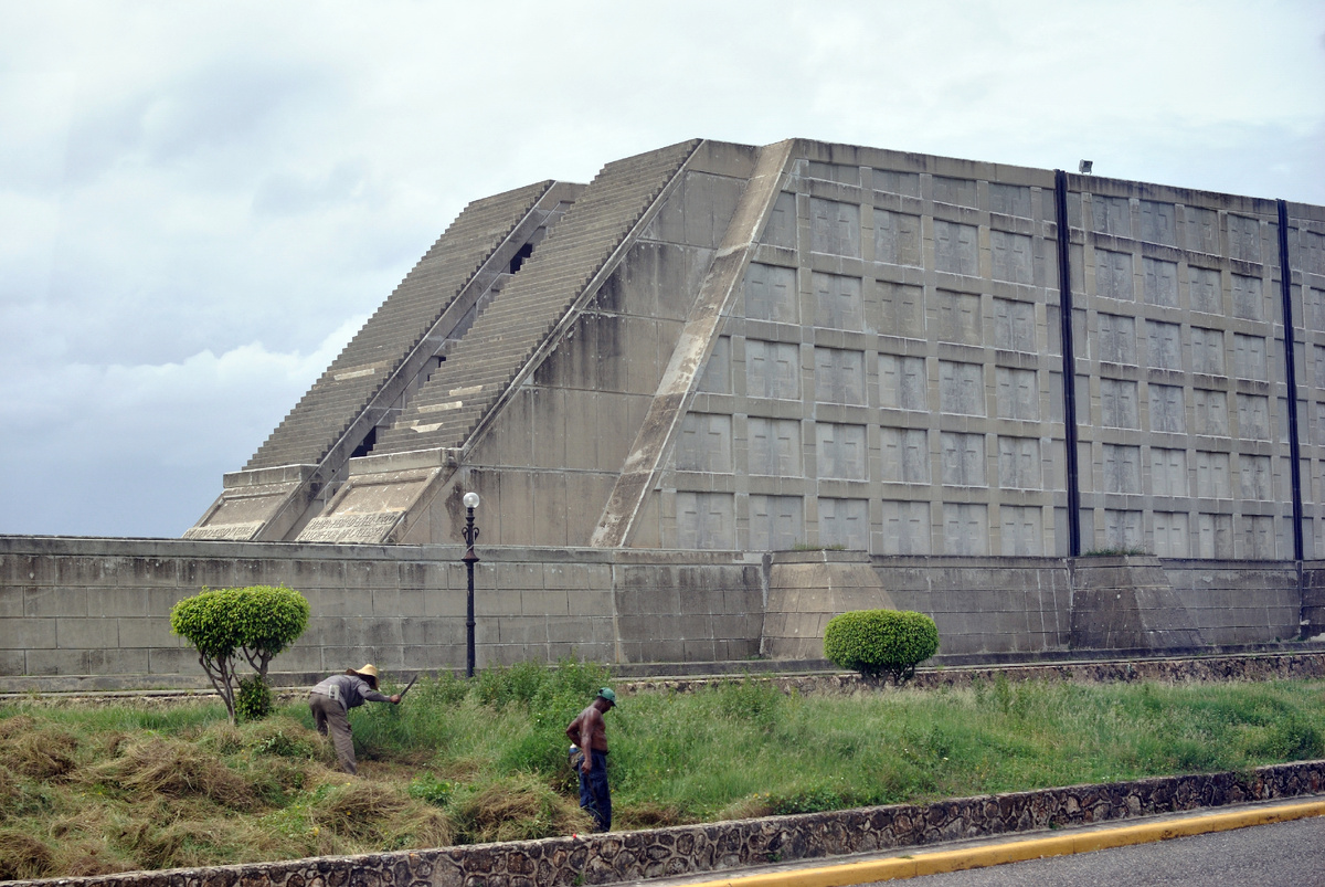 чуваки на переднем плане для визуализации масштаба. 