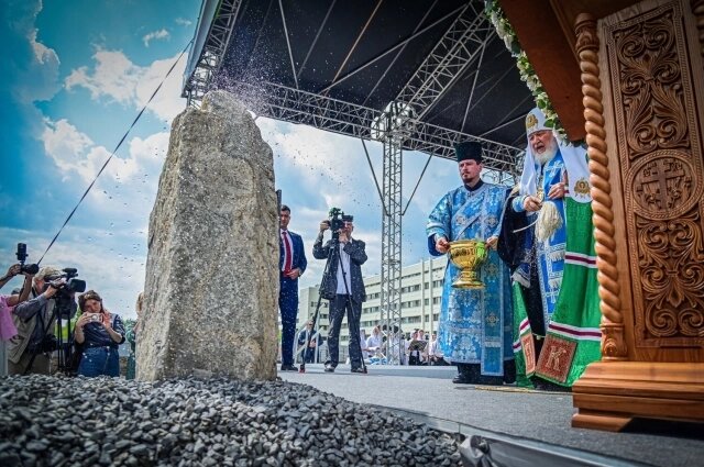    Первым делом Патриарх освятил будущий собор. Фото: пресс-служба раиса РТ