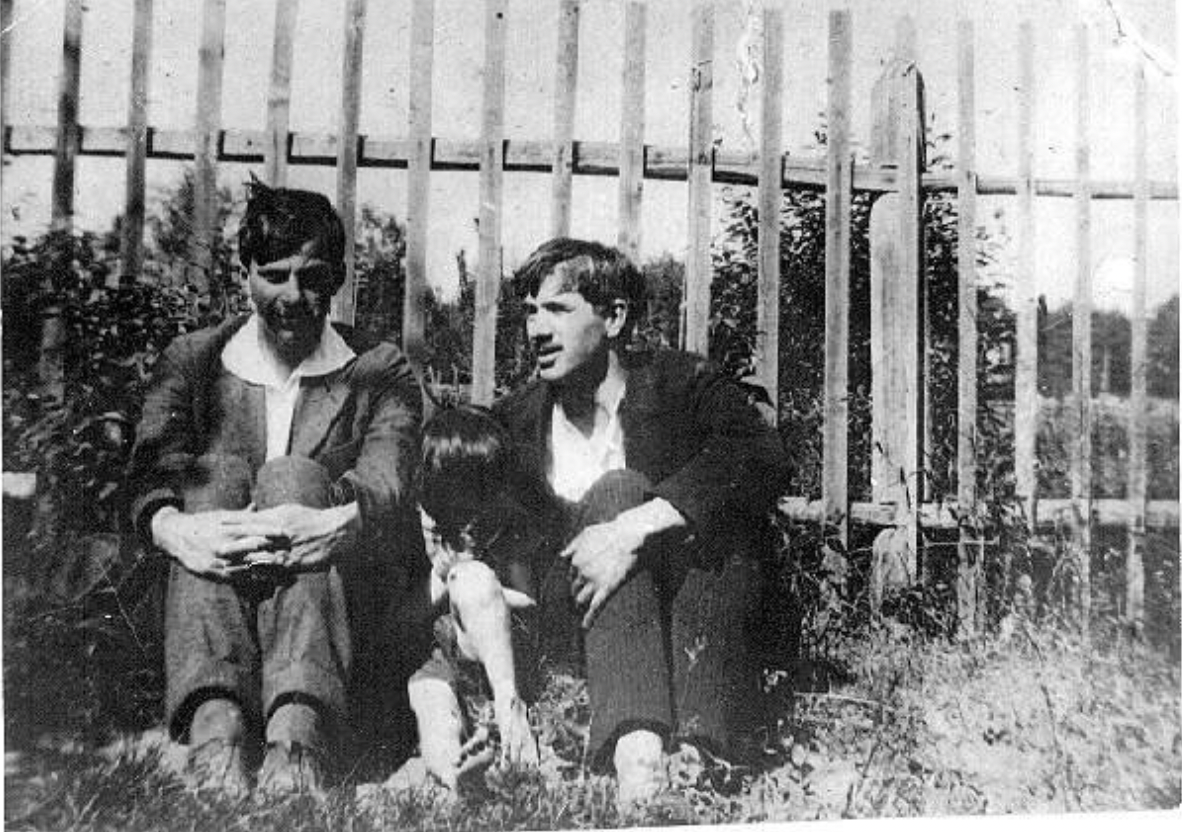 В. В. Маяковский и К. И. Чуковский в Куоккале (между ними младший сын Чуковского Борис). Фото 1915 г. Государственный музей В. В. Маяковского