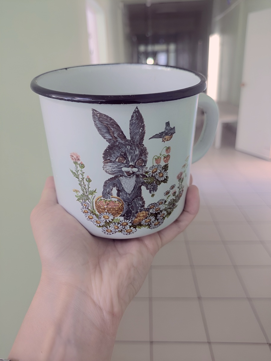 Не смогла остаться равнодушной к этой прелестной кружечке, напоминающей что-то далекое