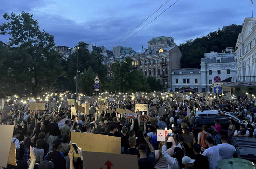 Тысячи демонстрантов собрались в Киеве © Ибрагим Набер