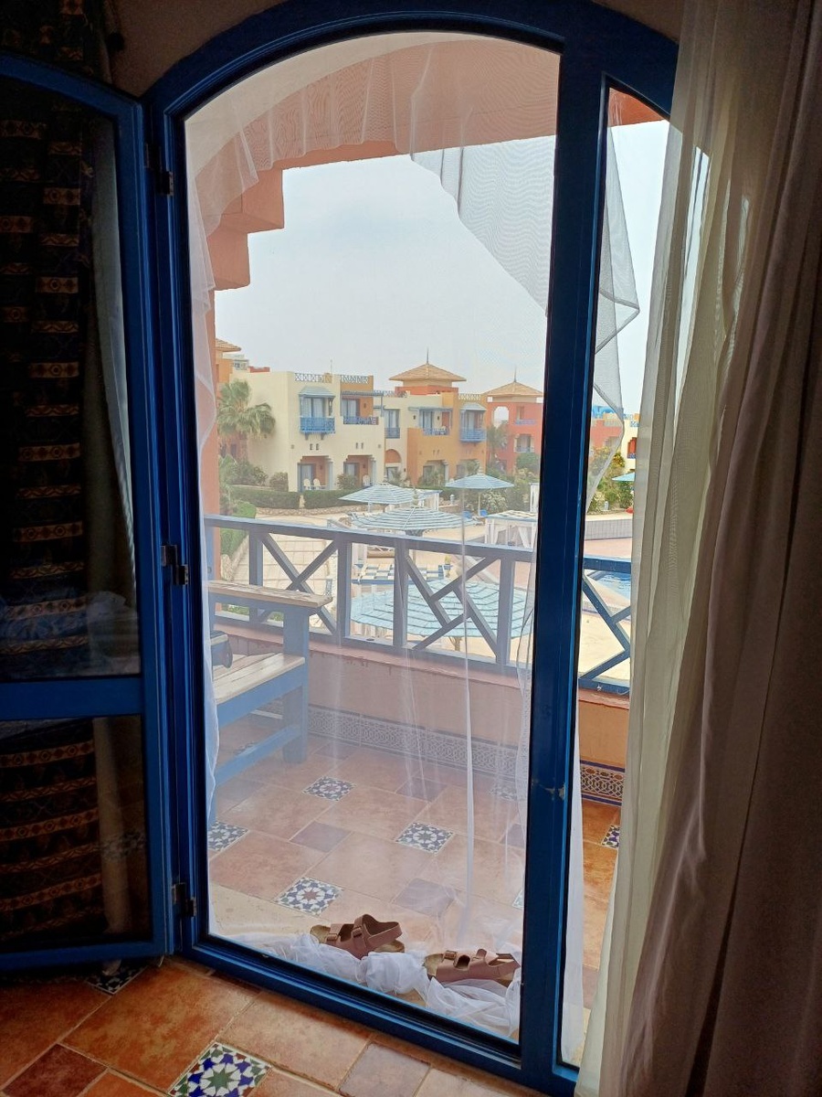 Для примера 2 разных и самых распространенных варианта балконных дверей.