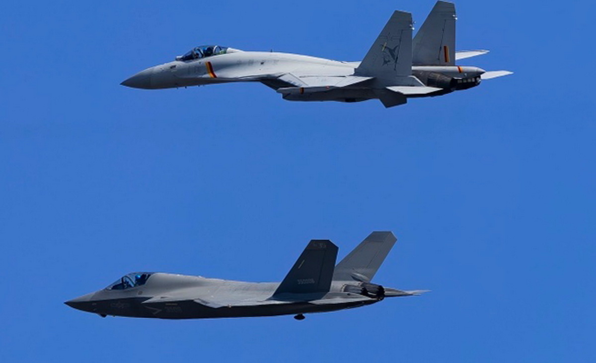 Истребители J-15B (сверху) и J-35 (снизу)