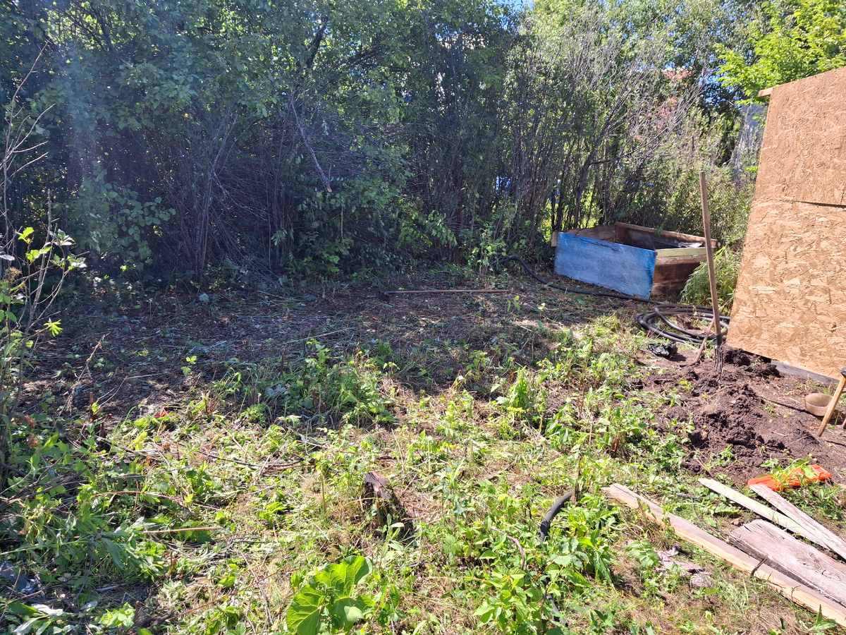 Очень удобно расположилитза туалетом