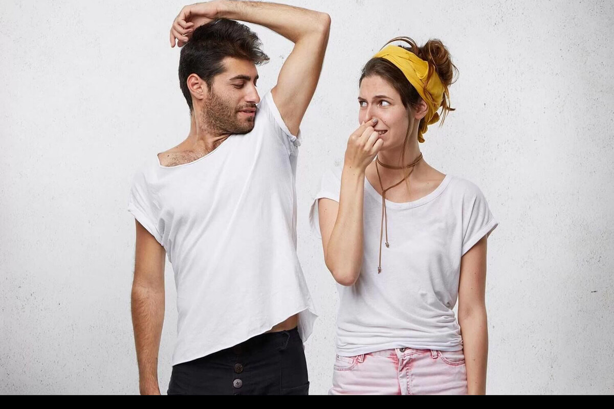    Один человек потеет — и все в радиусе метра это замечают. А другой бегает под палящим солнцем, и от него всё равно не пахнет. Почему так? Источник изображения: kasheloff.ru