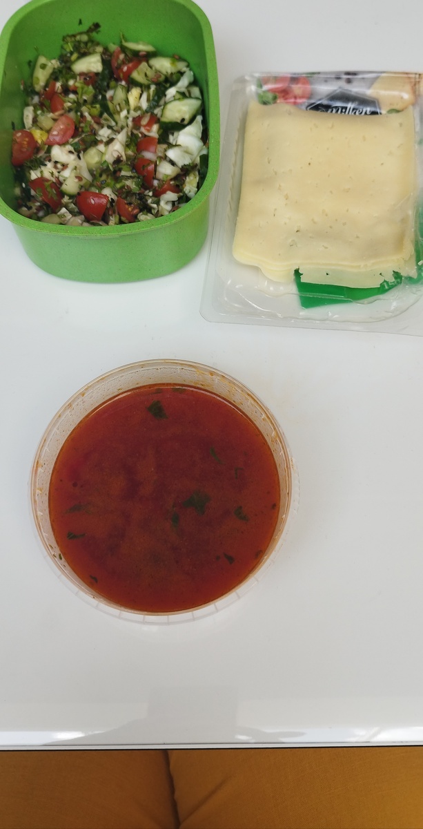 Разбавлю статью фото. Мой обед: борщ постный, салат, сыр. Во вторник был тоже салат и вареники с картофелем и грибами. В понедельник - не помню) 