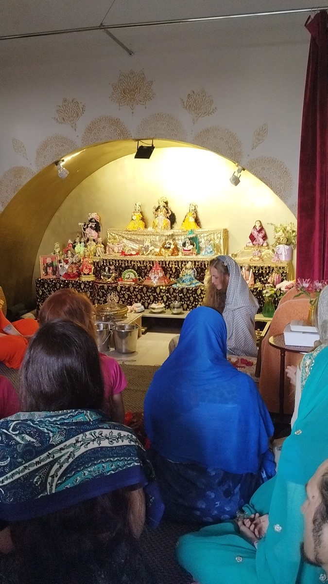 "Себе подобные") Никого не знаю, из тех, кто на фото, но это и не важно.