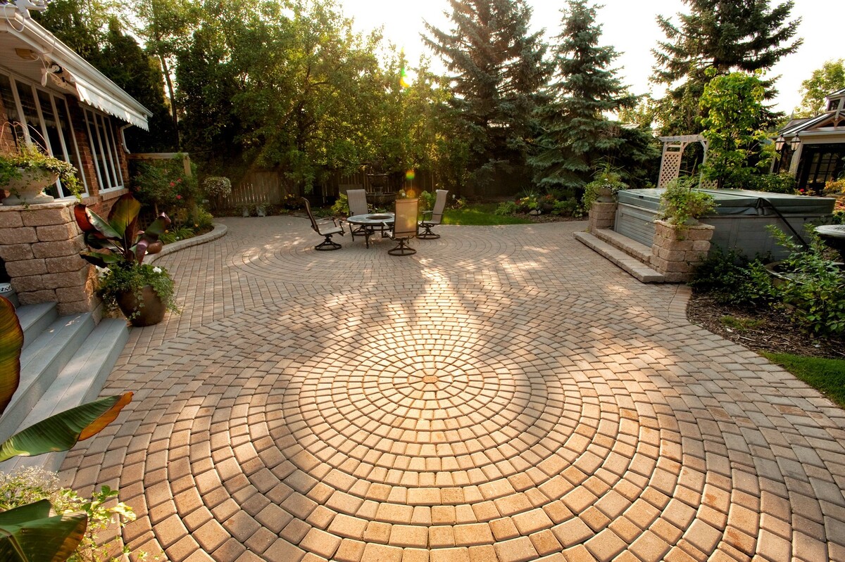 Панорамный вид двора с комбинированной плиткой в природных тонах