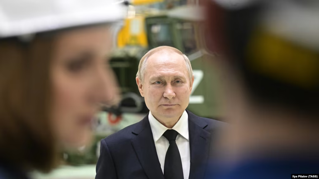 Владимир Путин во время общения с рабочими АО "Северо-западный региональный центр концерна ВКО "Алмаз-Антей" - Обуховский завод"