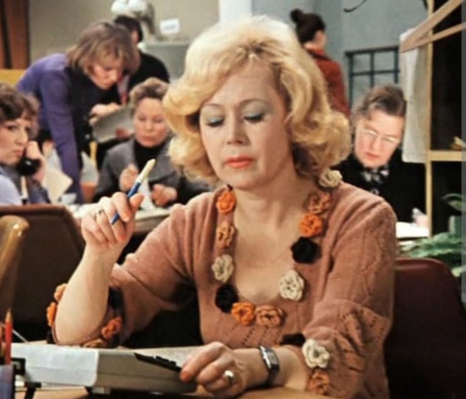 Из открытых источников "Ну вон же она сидит, в жутких розочках" 🤣🤣🤣