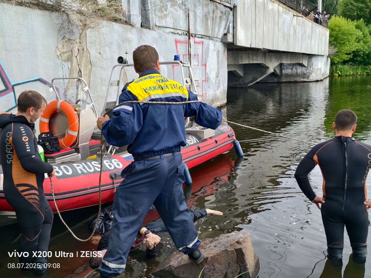 Водолазы достали тела лишь днем