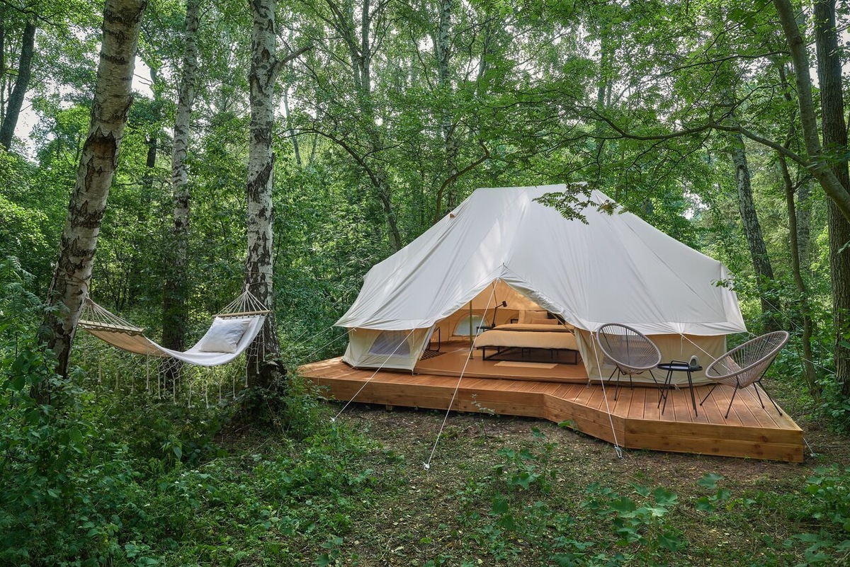 Polyana Glamping на Куршской косе. До 2025 года остановиться предлагали в таких шатрах
