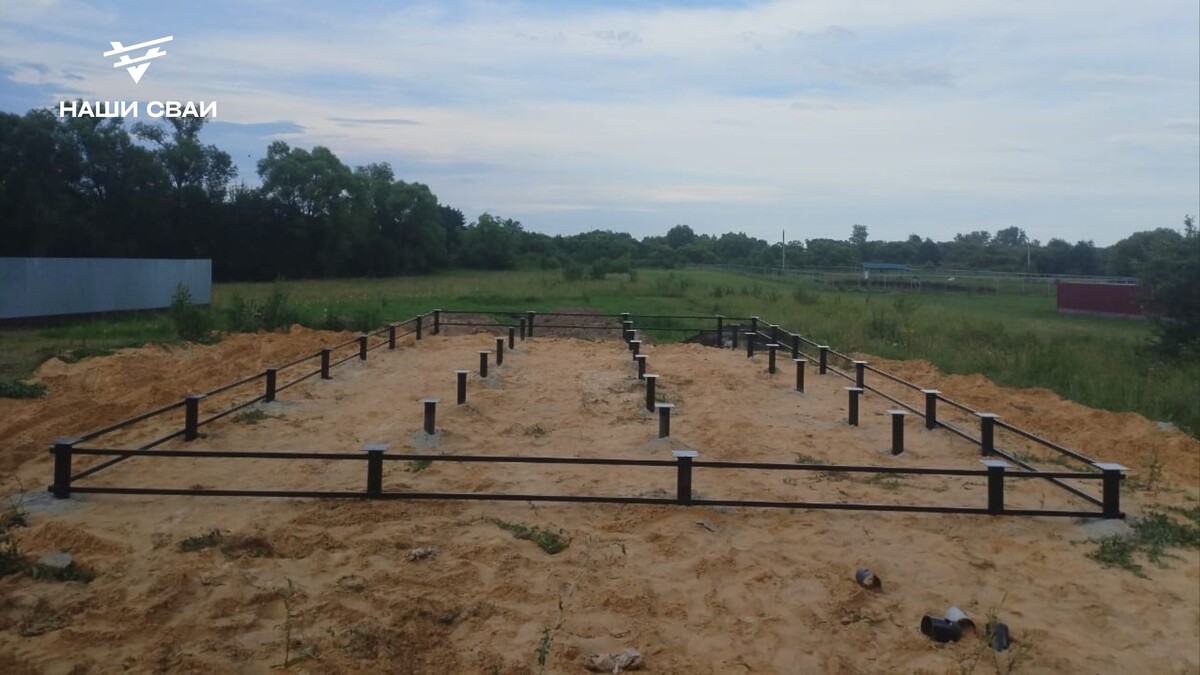 Монтаж фундамента на винтовых сваях выполнен компанией "Наши Сваи"