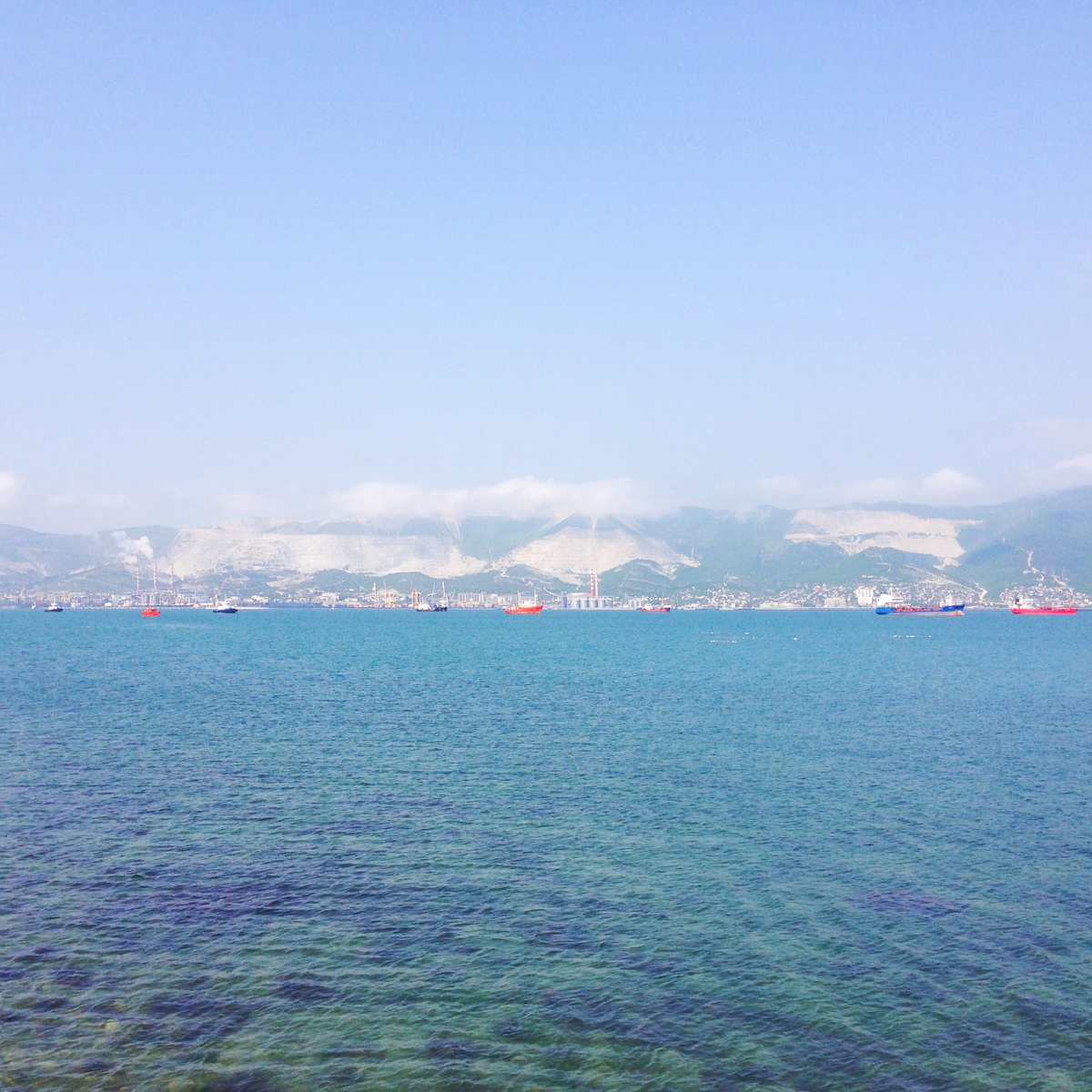 Новороссийск. Обратите внимание на цвет воды! Фото автора