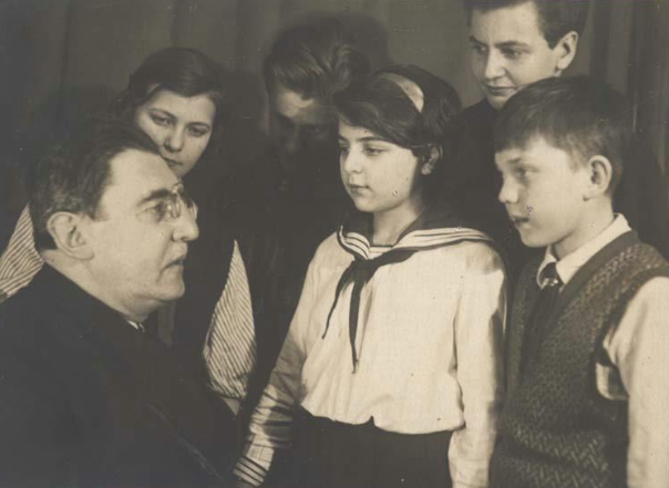 Яков Перельман среди детей в детском клубе НКВД, 1930-е годы, Государственный литературно-мемориальный музей Анны Ахматовой в Фонтанном Доме, Санкт-Петербург © Public domain