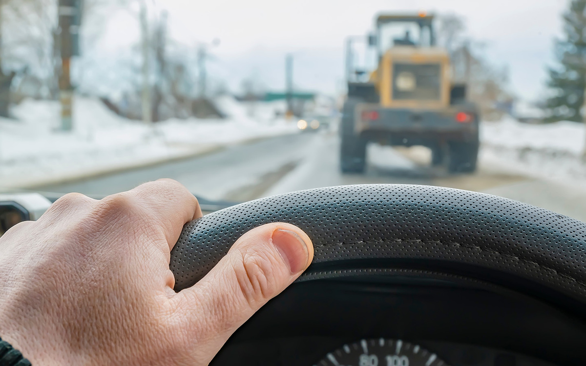 Evgeniy Medvedev / Shutterstock / FOTODOM📷Обгон — всегда рискованный маневр. Перед его началом важно убедиться, что ваши действия будут соответствовать требованиям ПДД
