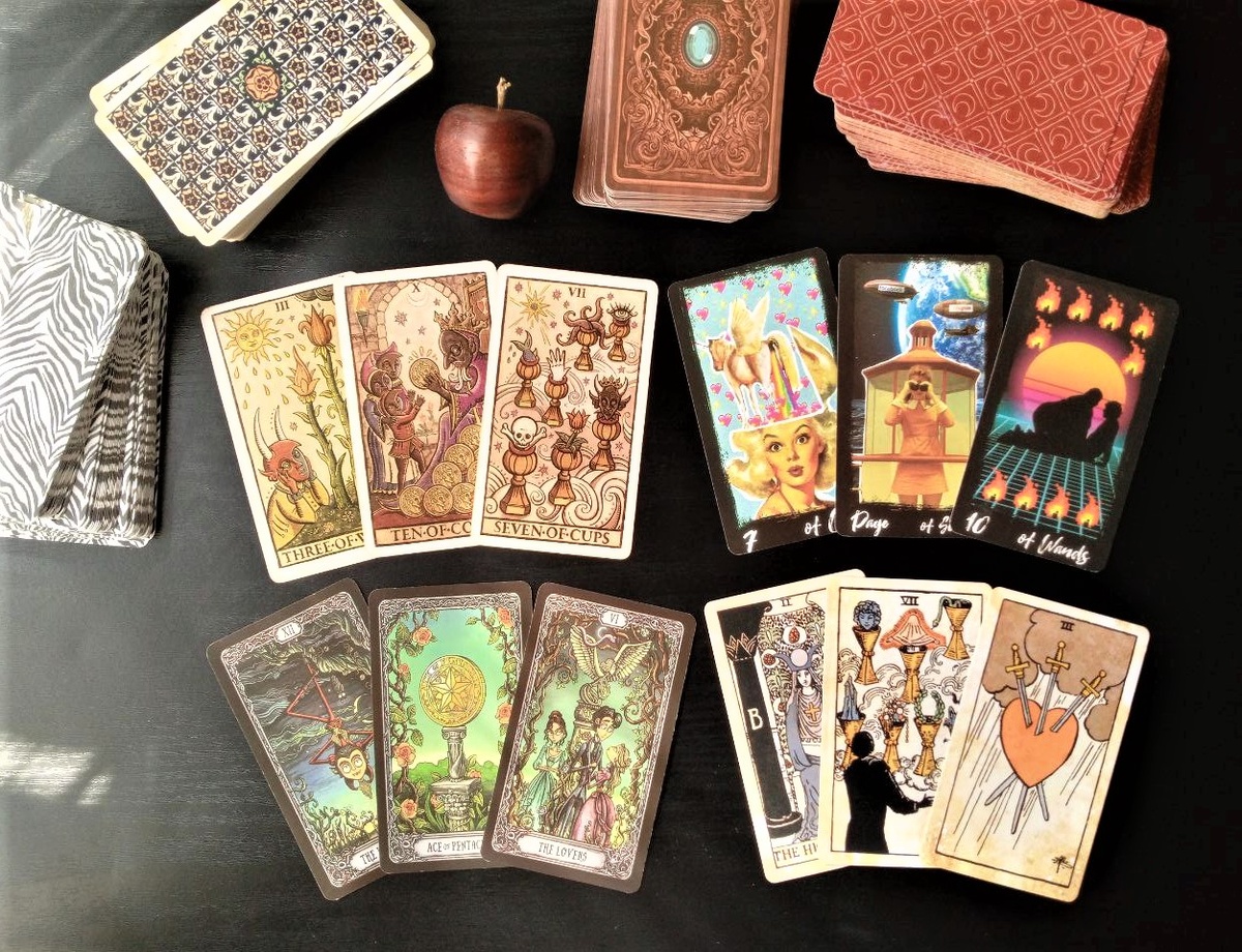 Ответ смотрим на колодах "Таро триумфальной Луны", "Badass Tarot", "Темный особняк" и "Винтажное таро"