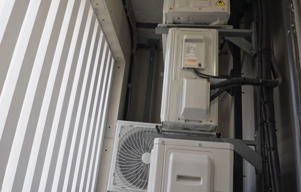 Рис. Наружные блоки могут исправно работать только в условиях достаточного воздухообмена. В противном случае производители снимают кондиционеры с гарантии