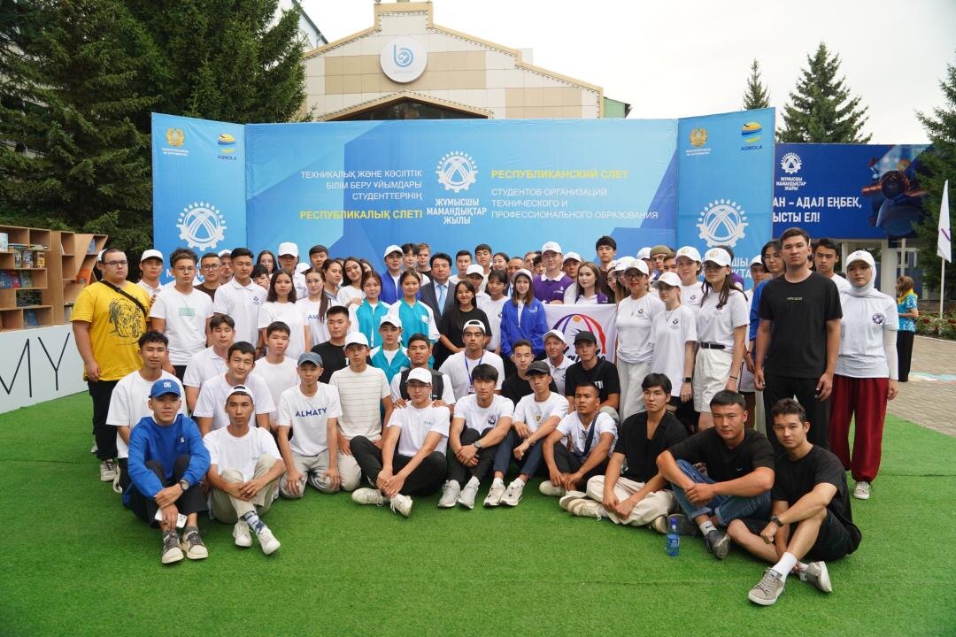 Жыл басынан бері 8 мыңнан астам кәсіби бағдар беруші педагог даярланды, жаңа оқу жылында 700-ден астам бейінді сынып ашылады, қазіргі таңда 352 сынып іске қосылды. 1300 мектеп оқушысы жұмысшы мамандықтарының базалық дағдыларын меңгеріп үлгерді. Шефтік ететін кәсіпорындар саны 7 есе өсті, бүгінде 18 мың кәсіпорын студенттерді дуальды оқыту жүйесімен даярлауда. 185 колледждің материалдық-техникалық базасы жаңартылатын болады, студенттердің жатақханамен қамтылуы 96%-ға жетеді.