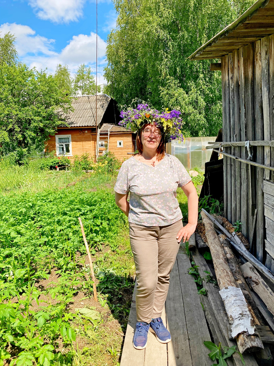 Вот и моя двоюродная сестра Ира собралась - стала красивой и пошла!... От гряд, от волнений, от обыденности!..