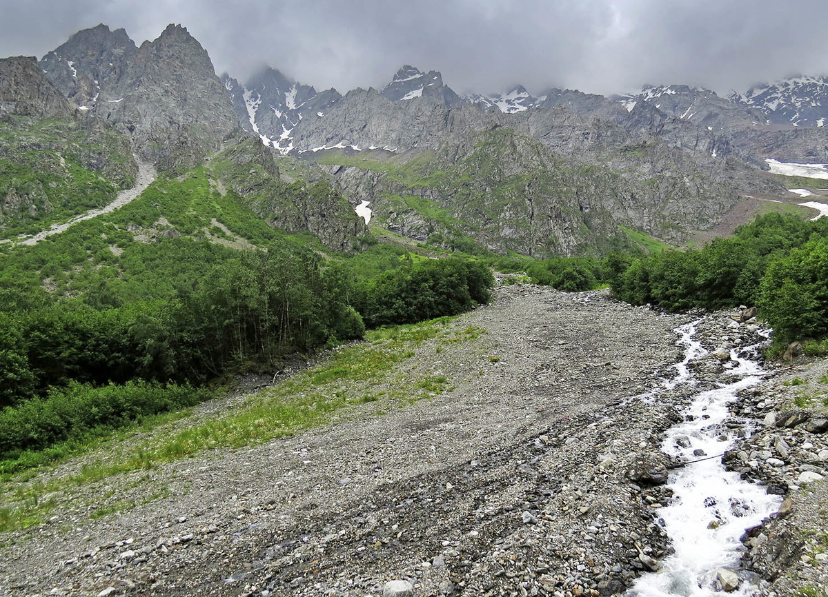 Так Военно-осети нская дорога выглядела в наше молодое время.