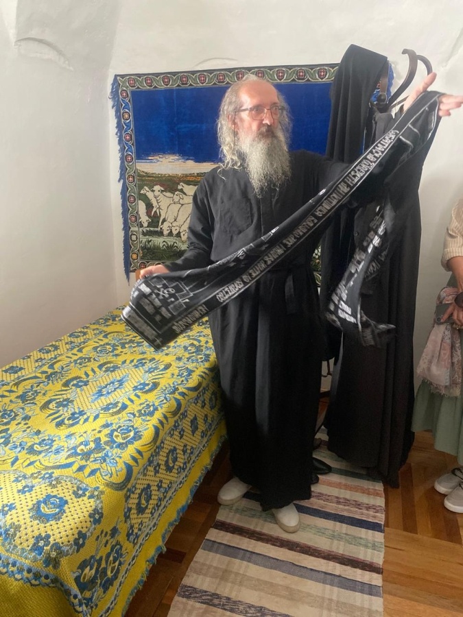 Демонстрация экскурсоводом элементов монашеской одежды