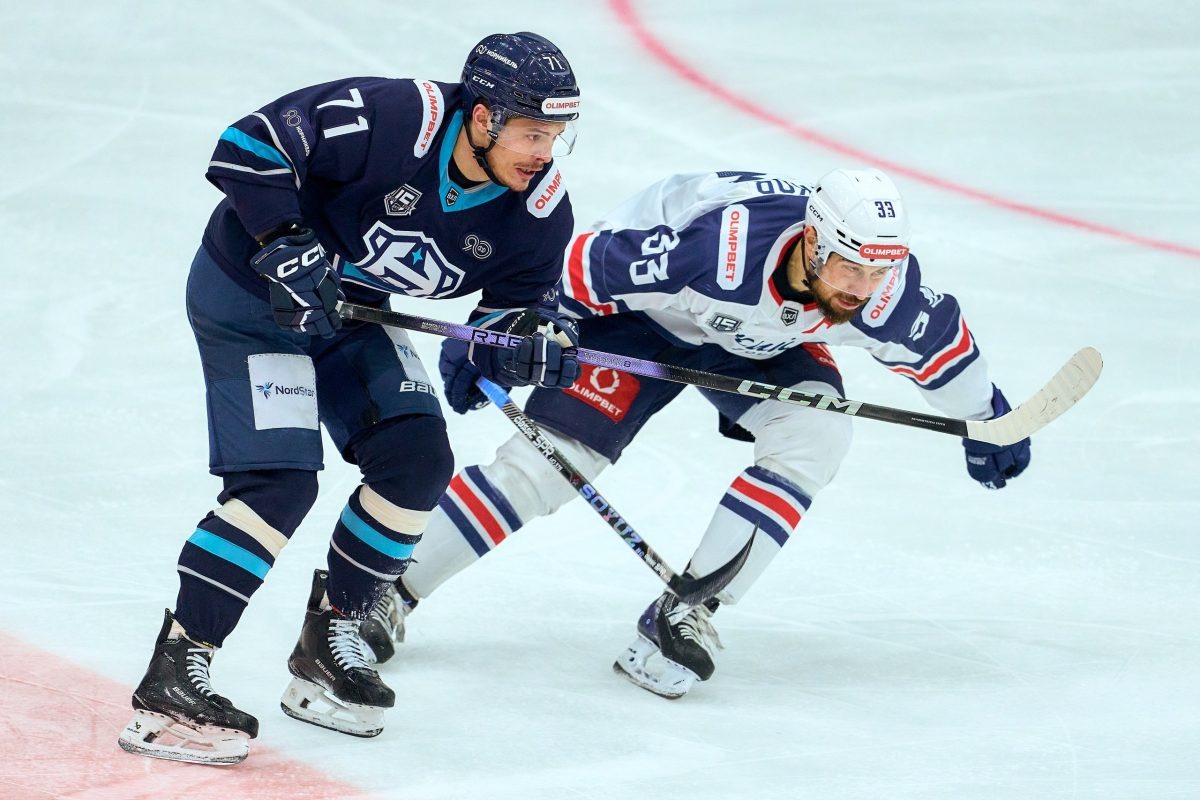    Первые контрольные матчи у нас будут с «Норильском», в них может сыграть и 35‑летний капитан действующих чемпионов России Илья Бочков