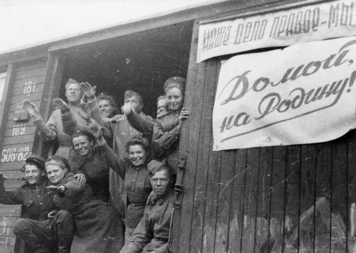    Первый эшелон демобилизованных воинов прибыл в Горький 17 июля 1945 года в 6 часов утра