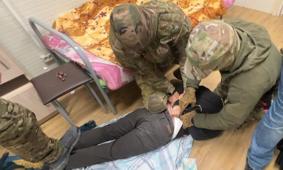 «Я хотел поджечь кяфиров»: силовики скрутили мигранта, планировавшего взорвать общежитие с людьми на Кубани