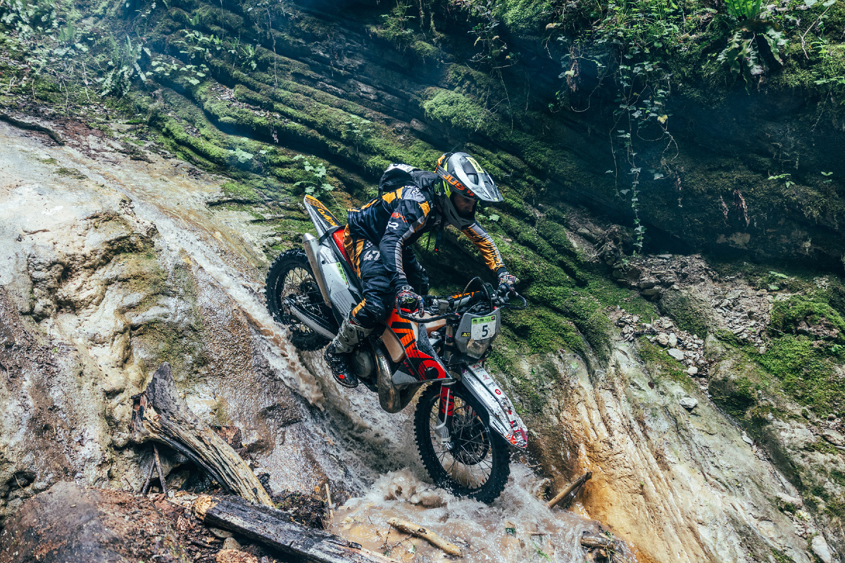 Ахтем Ахтемов, райдер Роллинг Мото на K6R KYB PRO на двигателе MIURA на гонке 100% Эндуро-2025 в Геленджике, класс Золото