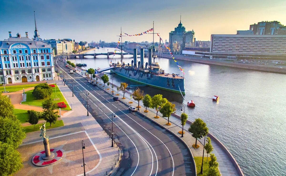    Не про сухие факты, а про мужество и героизм. О чем рассказывают патриотические маршруты в Санкт-Петербурге