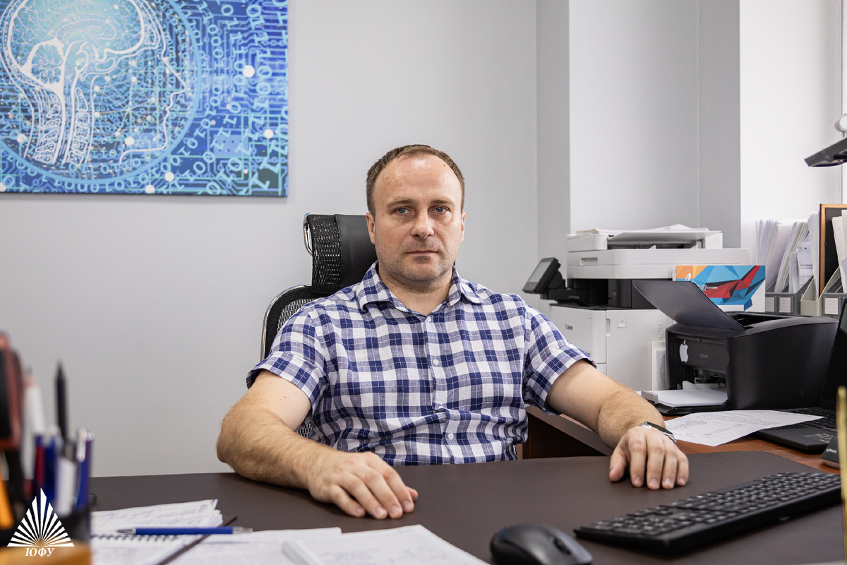 Руководитель лаборатории «Нейромена», к.т.н., заведующий кафедрой радиотехнической электроники и наноэлектроники ЮФУ Владимир Смирнов.