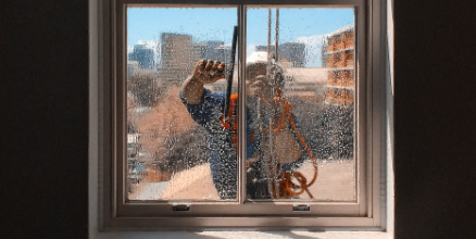 Я сейчас домою окно и приду, а вы, женщина, пока раздевайтесь / Фото: pxhere.com