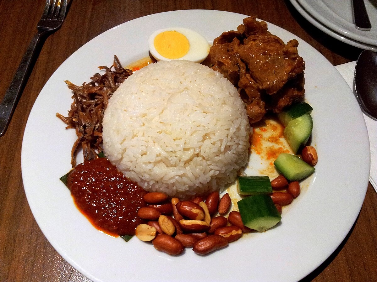 Наси Лемак (Nasi Lemak). Блюдо очень популярно в Малайзии, а также встречается в Сингапуре, Брунее, на юге Таиланда и в некоторых частях Индонезии
