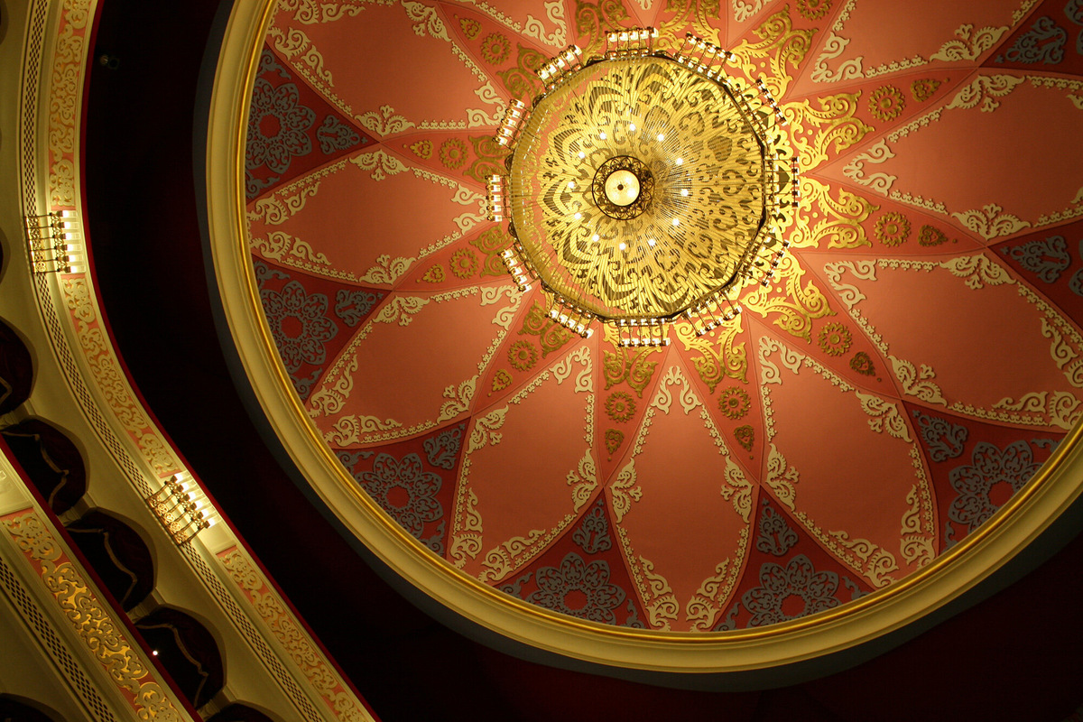 На потолке оперного театра тоже «распустился» лотос