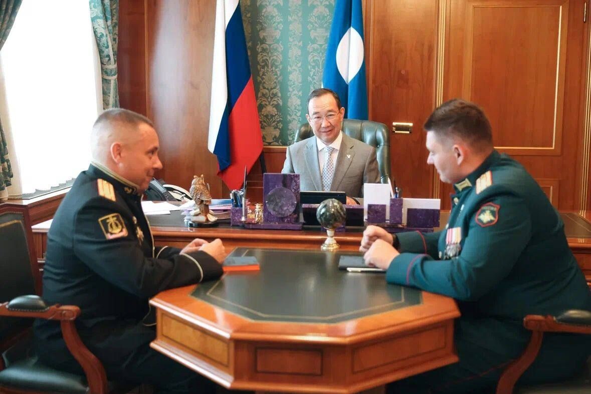    Айсен Николаев дал наставления участникам программы «Время героев» Николаю Соболеву и Дмитрию Куценко / Источник: Telegram-канал главы Якутии Айсена Николаева