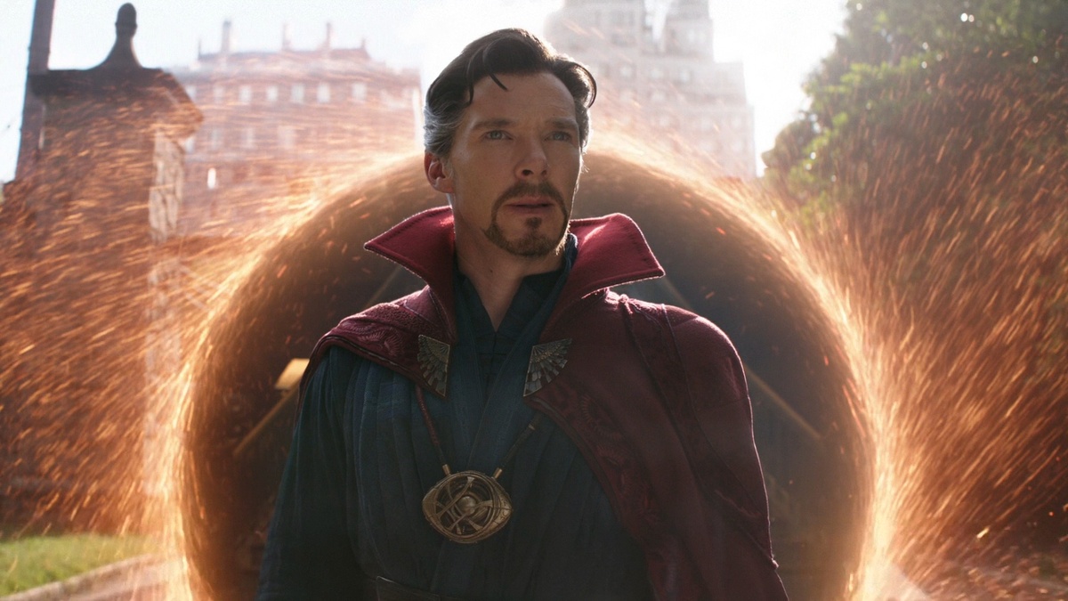 Бенедикт Камбербэтч в роли Доктора Стрэнджа. Кадр из фильма "Мстители: Война Бесконечности" 2019.