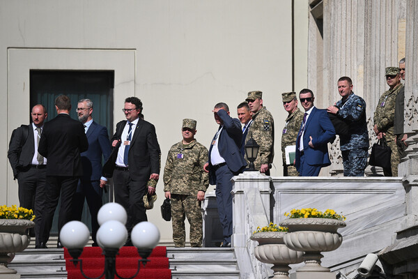 Члены украинской делегации после прямых переговоров между Россией и Украиной возле дворца Чираган в Стамбуле, 2 июня 2025 года / Кирилл Зыков/РИА Новости  