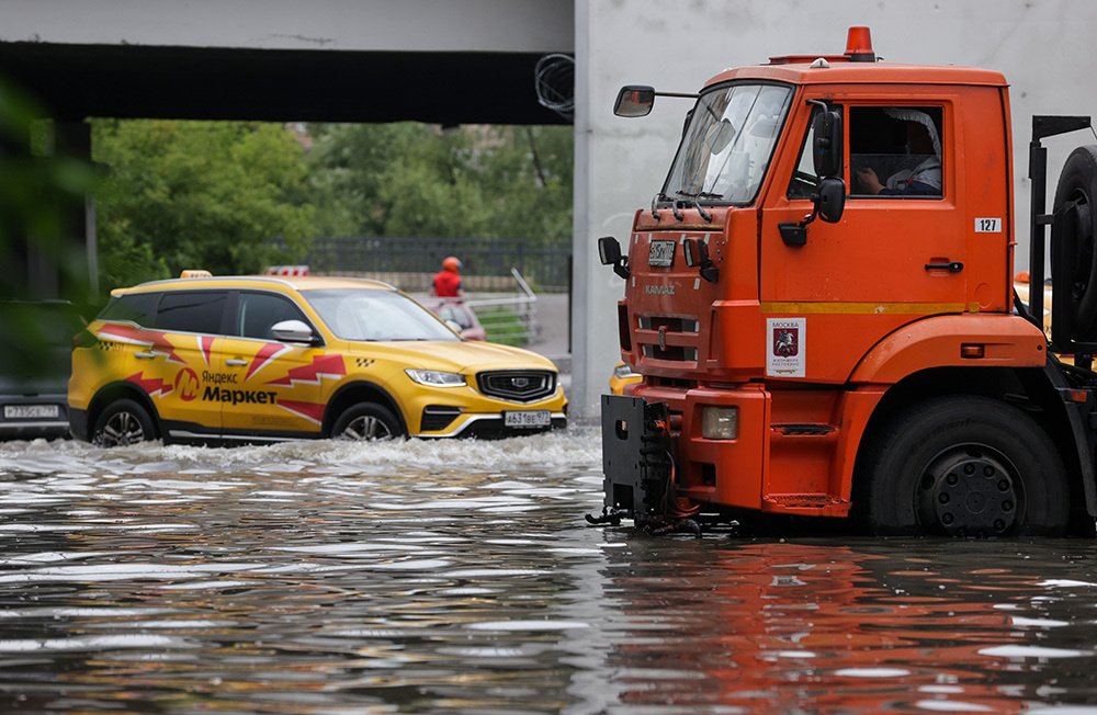 Как выглядят парки и улицы города в период самых сильных дождей — об этом фотогалерея BFM.ru.    
 Фото: Михаил Синицын/ТАСС📷    Москву и область накрыли сильнейшие ливни. За сутки выпало около четверти месячной нормы осадков. Синоптики сообщают о рекорде, 21 июля стал самым дождливым днем за всю историю метеонаблюдений с 1879 года.